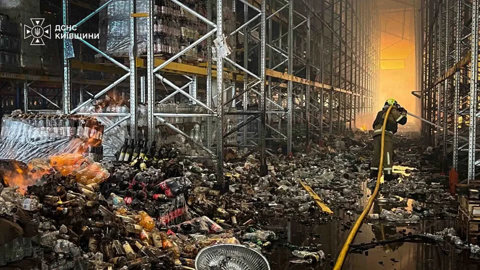 Росія завдала удару по складах найбільшого українського ритейлера — фото Росія завдала удару по складах найбільшого українського ритейлера — фото