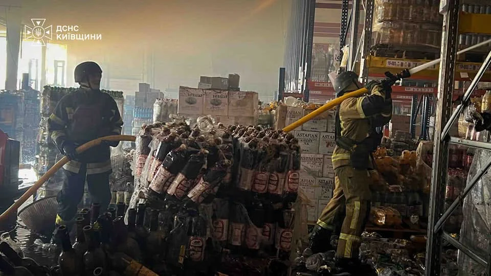 Росія завдала удару по складах найбільшого українського ритейлера — фото Росія завдала удару по складах найбільшого українського ритейлера — фото