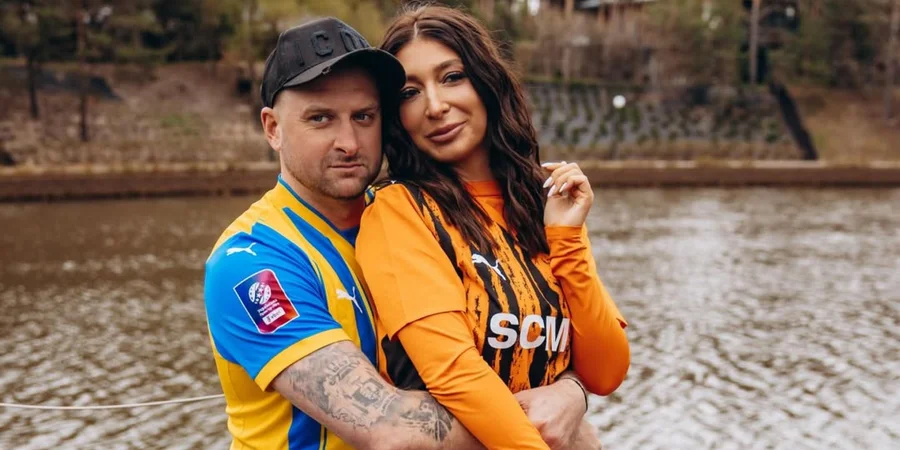 «Донецькі не здаються». Ракіцькі показали романтичний фотосет у футболках Шахтаря «Донецькі не здаються». Ракіцькі показали романтичний фотосет у футболках Шахтаря
