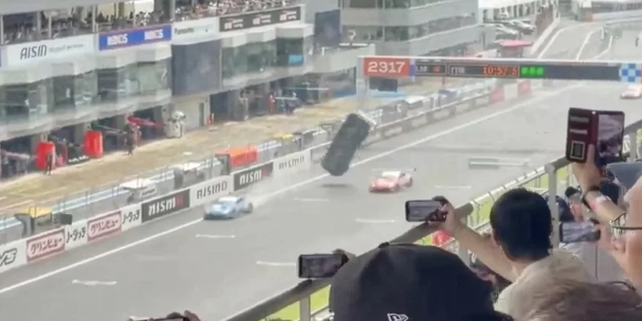 Автомобіль злетів у повітря й перекинувся: на етапі Super GT сталася жахлива аварія — відео Автомобіль злетів у повітря й перекинувся: на етапі Super GT сталася жахлива аварія — відео