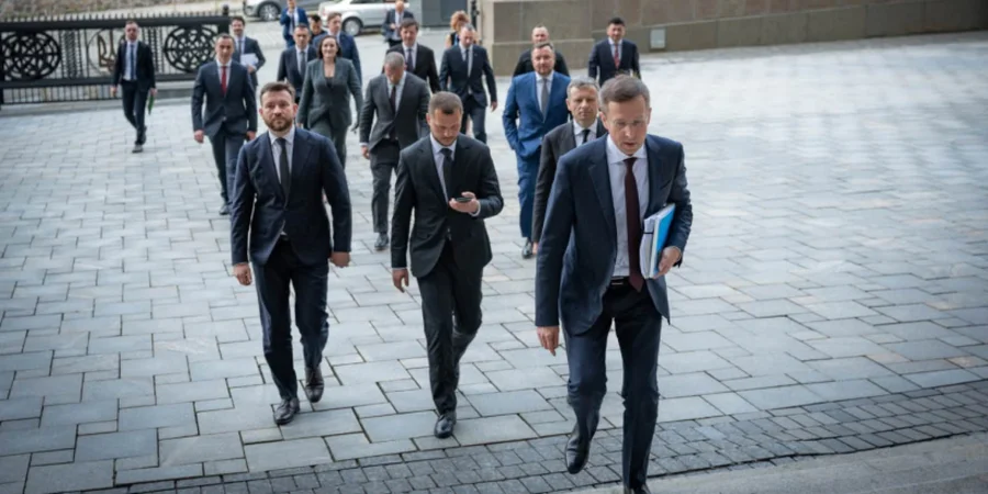 Гроші тижня. Корецький очолив Кабмін, Varus купує відому мережу магазинів, а співвласники Нової пошти хочуть придбати банк Гроші тижня. Корецький очолив Кабмін, Varus купує відому мережу магазинів, а співвласники Нової пошти хочуть придбати банк