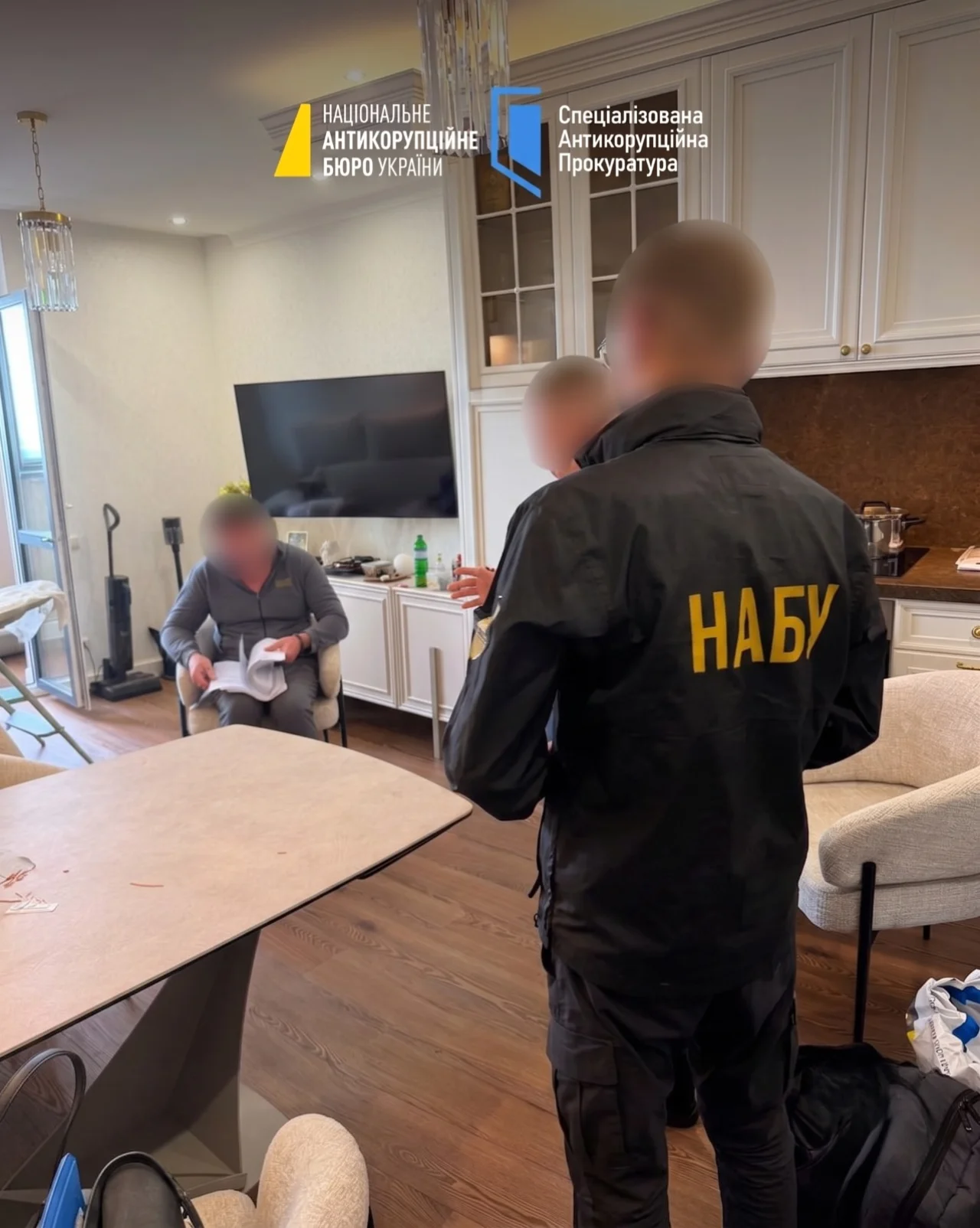 Хабар у $20 тис. за паркінг у Києві. Адвокату будівельної компанії повідомили про підозру — НАБУ Хабар у $20 тис. за паркінг у Києві. Адвокату будівельної компанії повідомили про підозру — НАБУ