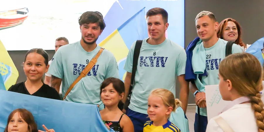 Зворушливий прийом у Греції. Українська діаспора зустріла Динамо в аеропорту Салонік перед матчем у Лізі Європи — відео Зворушливий прийом у Греції. Українська діаспора зустріла Динамо в аеропорту Салонік перед матчем у Лізі Європи — відео